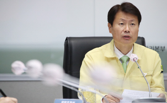김강립 중앙재난안전대책본부 제1총괄조정관(보건복지부 차관)이 4일 오전 정부서울청사 재난상황실에서 열린 신종 코로나바이러스 감염증(코로나19) 대응 중앙재난안전대책본부 회의에서 발언하고 있다.  연합뉴스